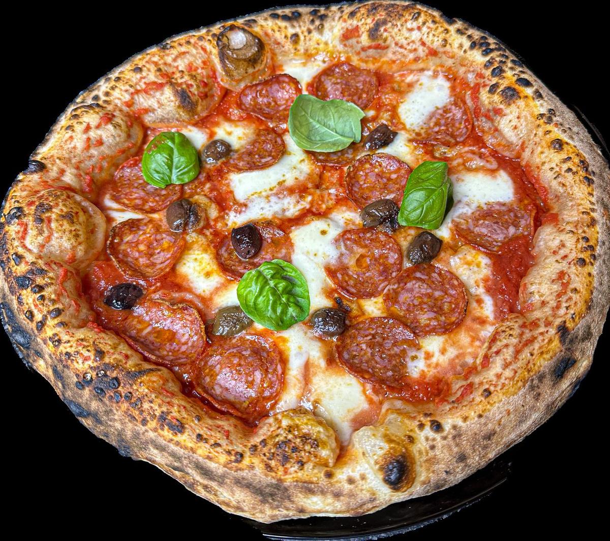 Pizza mit Salami Piccante und frischem Basilikum